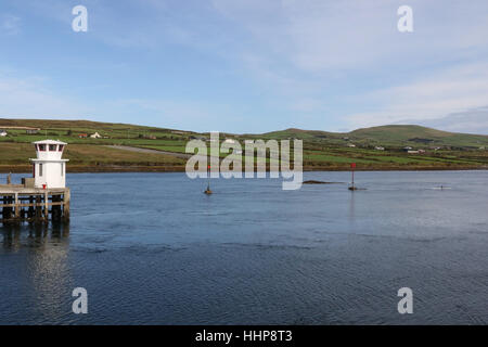 Die Straßenbrücke zwischen Valentia Island und Portmagee, County Kerry, Irland. Blick von Portmagee auf Valentia Island. Stockfoto