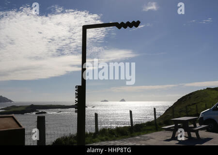 Die Wild Atlantic Way Markierung am Bray Head auf Valentia Island in County Kerry, Irland. Die Skellig zeichnen sich ab. Stockfoto