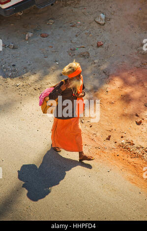 Indische alten Pilger tragen alle seine Besitzungen zu Fuß auf den Straßen bei Golabrai, Rudraprayag, Indien Stockfoto