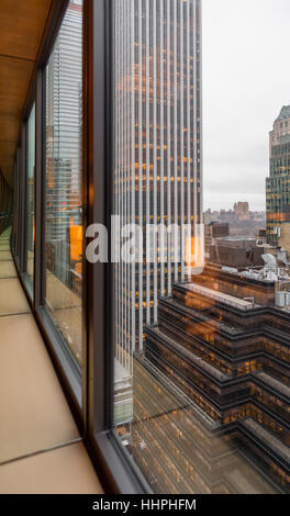 NYC Skyline Blick mit Spiegeln und und Windows Stockfoto