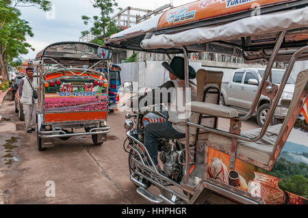 Zwei Tuk-Tuks parkten außerhalb der Thai-Chinese Cultural Centre in Udon Thani, Nordost-Thailand. Stockfoto