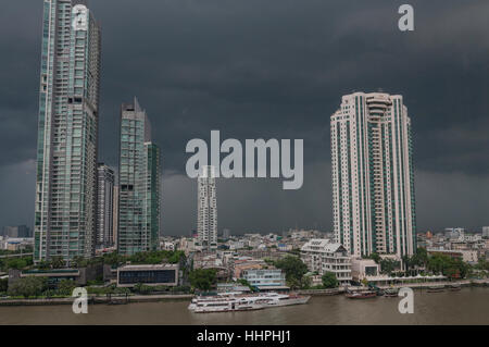 Ein Bild der Innenstadt von Bangkok, Thailand kurz vor einem Sturm, vom Shangri-La Hotel über den Chao Phraya Fluss genommen. Stockfoto