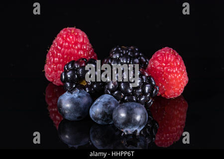 Gemischte Beeren auf schwarz Stockfoto