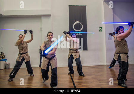 Madrid, Spanien. 19. Januar 2017. Eine Lichtschwert-Klasse auf der Grundlage der "Star Wars"-Film-Franchise findet in Madrid am LugoSport, eine Schule, die diesen Sport in Spanien seit dem letzten Jahr entwickelt hat. Bildnachweis: Lora Grigorova/Alamy Live-Nachrichten Stockfoto