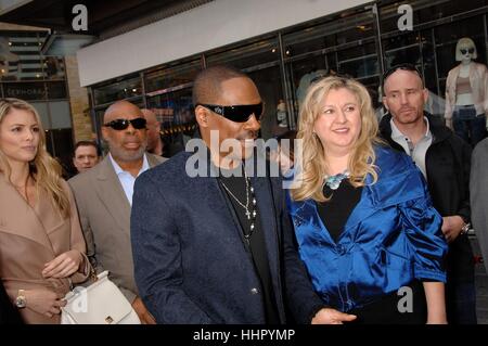 Los Angeles, USA. 19. Januar 2017. Eddie Murphy bei der Induktion Zeremonie für seinen Stern auf dem Hollywood Walk of Fame in Los Angeles. Bildnachweis: Michael Germana/Everett Collection/Alamy Live-Nachrichten Stockfoto