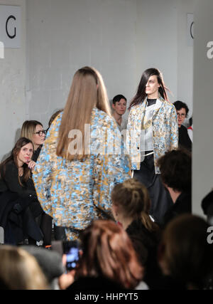 Berlin, Deutschland. 19. Januar 2017. Modelle zeigen Kreationen der deutschen Designer Michael Sontag während der Mercedes-Benz Fashion Woche Herbst/Winter 2017 in Berlin, Hauptstadt der Bundesrepublik Deutschland. Bildnachweis: Shan Yuqi/Xinhua/Alamy Live-Nachrichten Stockfoto