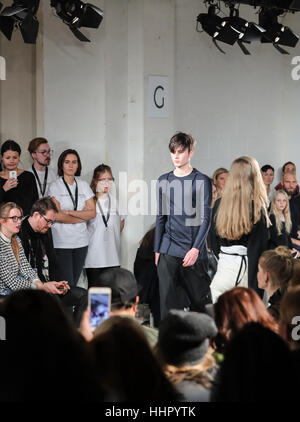 Berlin, Deutschland. 19. Januar 2017. Modelle zeigen Kreationen der deutschen Designer Michael Sontag während der Mercedes-Benz Fashion Woche Herbst/Winter 2017 in Berlin, Hauptstadt der Bundesrepublik Deutschland. Bildnachweis: Shan Yuqi/Xinhua/Alamy Live-Nachrichten Stockfoto