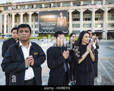 Bangkok, Thailand. 20. Januar 2017. Die Menschen beten während ein Verdienst machen Zeremonie auf dem Platz vor dem Rathaus Bangkoks. Hunderte von städtischen Arbeiter und Beamte gemacht Verdienst indem beten und Almosen zu 89 buddhistische Mönche Freitag anlässlich 100 Tage der Trauer nach dem Tod des verehrten Bhumibol Adulyadej, der spät König von Thailand. Die Bedeutung von 89 Mönche ist, dass der König, der am 13. Oktober 2016, starb wenige Wochen vor seinem 89. Geburtstag war. Bildnachweis: Jack Kurtz/ZUMA Draht/Alamy Live-Nachrichten Stockfoto