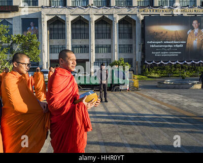 Bangkok, Thailand. 20. Januar 2017. Buddhistische Mönche warten, um die '' Tak Bat'' (Almosen Zeremonie) auf dem Platz vor dem Rathaus Bangkoks. Hunderte von städtischen Arbeiter und Beamte gemacht Verdienst indem beten und Almosen zu 89 buddhistische Mönche Freitag anlässlich 100 Tage der Trauer nach dem Tod des verehrten Bhumibol Adulyadej, der spät König von Thailand. Die Bedeutung von 89 Mönche ist, dass der König, der am 13. Oktober 2016, starb wenige Wochen vor seinem 89. Geburtstag war. Bildnachweis: Jack Kurtz/ZUMA Draht/Alamy Live-Nachrichten Stockfoto