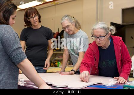 Seattle, USA. 19. Januar 2017. Freiwillige bei der Womxn März Kunst bauen in städtischen Kunstwerke. Zehn große starke Frauen Puppen werden für die Womxn Marsch auf Seattle gebaut. Darstellbar sind aktuelle und historische feministische Figuren Dolores Huerta, Rosa Parks und Helen Keller inklusive. Der Marsch findet am 21. Januar 2017 in Solidarität mit den Frauen Marsch auf Washington D.C. Kredit: Paul Gordon/Alamy Live News Stockfoto