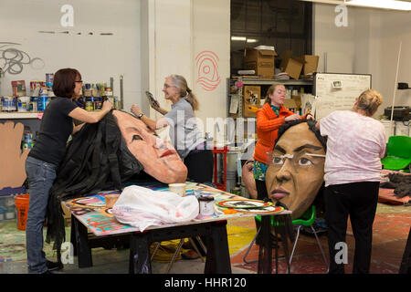 Seattle, USA. 19. Januar 2017. Womxn März Kunst bauen in städtischen Kunstwerke. Zehn große starke Frauen Puppen werden für die Womxn Marsch auf Seattle gebaut. Darstellbar sind aktuelle und historische feministische Figuren Dolores Huerta, Rosa Parks und Helen Keller inklusive. Der Marsch findet am 21. Januar 2017 in Solidarität mit den Frauen Marsch auf Washington D.C. Kredit: Paul Gordon/Alamy Live News Stockfoto