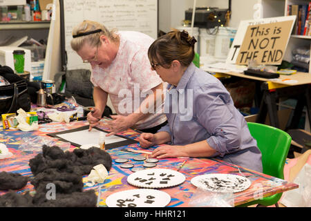 Seattle, USA. 19. Januar 2017. Womxn März Kunst bauen in städtischen Kunstwerke. Zehn große starke Frauen Puppen werden für die Womxn Marsch auf Seattle gebaut. Darstellbar sind aktuelle und historische feministische Figuren Dolores Huerta, Rosa Parks und Helen Keller inklusive. Der Marsch findet am 21. Januar 2017 in Solidarität mit den Frauen Marsch auf Washington D.C. Kredit: Paul Gordon/Alamy Live News Stockfoto