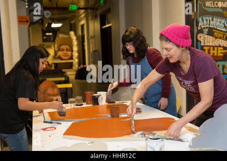 Seattle, USA. 19. Januar 2017. Womxn März Kunst bauen in städtischen Kunstwerke. Zehn große starke Frauen Puppen werden für die Womxn Marsch auf Seattle gebaut. Darstellbar sind aktuelle und historische feministische Figuren Dolores Huerta, Rosa Parks und Helen Keller inklusive. Der Marsch findet am 21. Januar 2017 in Solidarität mit den Frauen Marsch auf Washington D.C. Kredit: Paul Gordon/Alamy Live News Stockfoto