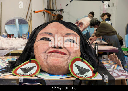 Seattle, USA. 19. Januar 2017. Maske von Dolores Huerta an der Womxn März Kunst bauen im urbanen Kunstwerken. Zehn große starke Frauen Puppen werden für die Womxn Marsch auf Seattle gebaut. Darstellbar sind aktuelle und historische feministische Figuren Dolores Huerta, Rosa Parks und Helen Keller inklusive. Der Marsch findet am 21. Januar 2017 in Solidarität mit den Frauen Marsch auf Washington D.C. Kredit: Paul Gordon/Alamy Live News Stockfoto