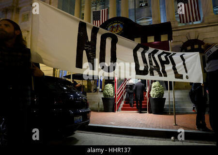 Washington, DC, USA. 19. Januar, 2017. Die Demonstranten halten ein Banner gegen die Dakota Zugang Pipeline außerhalb der Oklahoma State Gesellschaft Gala im Smithsonian National Portrait Gallery. Stockfoto