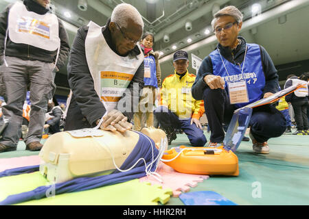 Ausländer nehmen an einen erste-Hilfe-Kurs im Olympiapark Komazawa am 20. Januar 2017, Tokio, Japan. Ca. 366 Tokio Ausländer wurden angewiesen, wie Sie sich im Falle einer Erdbebenkatastrophe von Tokyo Fire Department zu schützen. Neben 38 Freiwilligen, darunter Englisch, Chinesisch, Spanisch und Französisch Dolmetscher Teilnehmer grundlegende Erste-Hilfe, Rettungstechniken und zu bergende gelernt und auch erlebt das Schütteln eines schweren Erdbebens. Die Tokyo-Regierung organisiert die Ausbildung für Ausländer, das Bewusstsein von der Notwendigkeit, im Fall einer großen Erd vorzubereiten Stockfoto