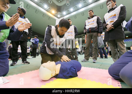 Ausländer nehmen an einen erste-Hilfe-Kurs im Olympiapark Komazawa am 20. Januar 2017, Tokio, Japan. Ca. 366 Tokio Ausländer wurden angewiesen, wie Sie sich im Falle einer Erdbebenkatastrophe von Tokyo Fire Department zu schützen. Neben 38 Freiwilligen, darunter Englisch, Chinesisch, Spanisch und Französisch Dolmetscher Teilnehmer grundlegende Erste-Hilfe, Rettungstechniken und zu bergende gelernt und auch erlebt das Schütteln eines schweren Erdbebens. Die Tokyo-Regierung organisiert die Ausbildung für Ausländer, das Bewusstsein von der Notwendigkeit, im Fall einer großen Erd vorzubereiten Stockfoto