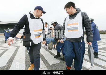 Ausländische Einwohner teilnehmen der Extraklasse Rettung Techniken im Olympiapark Komazawa am 20. Januar 2017, Tokio, Japan. Ca. 366 Tokio Ausländer wurden angewiesen, wie Sie sich im Falle einer Erdbebenkatastrophe von Tokyo Fire Department zu schützen. Neben 38 Freiwilligen, darunter Englisch, Chinesisch, Spanisch und Französisch Dolmetscher Teilnehmer grundlegende Erste-Hilfe, Rettungstechniken und zu bergende gelernt und auch erlebt das Schütteln eines schweren Erdbebens. Die Tokyo-Regierung organisiert die Ausbildung für Ausländer, das Bewusstsein von der Notwendigkeit, in einem Fall ein großes vorzubereiten Stockfoto