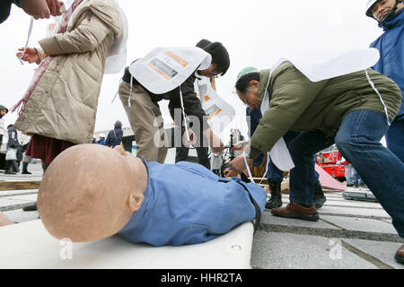 Ausländische Einwohner teilnehmen der Extraklasse Rettung Techniken im Olympiapark Komazawa am 20. Januar 2017, Tokio, Japan. Ca. 366 Tokio Ausländer wurden angewiesen, wie Sie sich im Falle einer Erdbebenkatastrophe von Tokyo Fire Department zu schützen. Neben 38 Freiwilligen, darunter Englisch, Chinesisch, Spanisch und Französisch Dolmetscher Teilnehmer grundlegende Erste-Hilfe, Rettungstechniken und zu bergende gelernt und auch erlebt das Schütteln eines schweren Erdbebens. Die Tokyo-Regierung organisiert die Ausbildung für Ausländer, das Bewusstsein von der Notwendigkeit, in einem Fall ein großes vorzubereiten Stockfoto