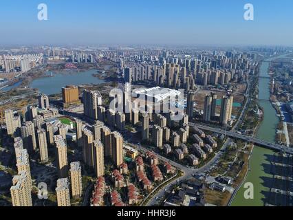 14. Januar 2017 - Huai, Huai, China - Huai, CHINA-Januar 14 2017: (nur zur redaktionellen Verwendung. CHINA HERAUS). Luftaufnahmen von Huai'an, der ostchinesischen Provinz Jiangsu, 20. Januar 2017. Da starker Wind schweren Smog blies, blauer Himmel Huai'an, Jiangsu entnehmen. Bildnachweis: SIPA Asien/ZUMA Draht/Alamy Live-Nachrichten Stockfoto