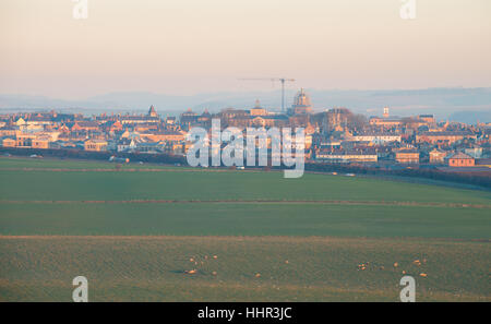 Maiden Castle in der Nähe von Dorchester, Dorset, UK. 20. Januar 2017. Knackige bunte Sonnenaufgang am Madien Burg und Verkehrssysteme in der Ferne. © Dan Tucker/Alamy Live-Nachrichten Stockfoto