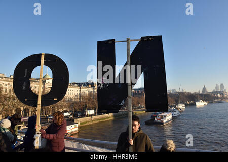 Waterloo Bridge, London, UK. 20. Januar 2017. Damen Gruppe hängen Banner von Waterloo Bridge, Teil der "Brücken nicht Wände" Proteste Präsident Donald Trump Eröffnungstag. Bildnachweis: Matthew Chattle/Alamy Live-Nachrichten Stockfoto