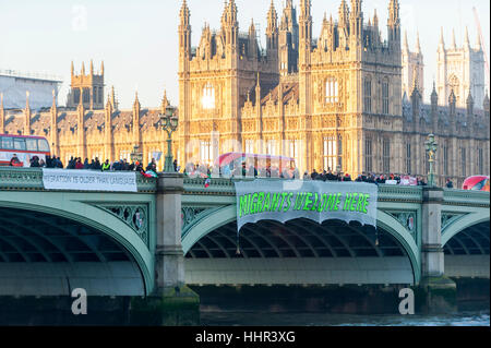 London, UK.  20. Januar 2017.  Aktivisten auf Westminster Bridge nehmen Teil in eine weltweite Veranstaltung namens "Brücken nicht Wände" am Tag der Einweihung von Donald Trump als US-Präsident, Solidarität und Widerstand gegen die rechtsextreme Politik aus westlichen Demokratien äußern.  In London haben Banner auf den Brücken über den Fluss Themse hing. © Stephen Chung / Alamy Live News Stockfoto