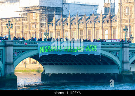 London, UK.  20. Januar 2017.  Aktivisten auf Westminster Bridge nehmen Teil in eine weltweite Veranstaltung namens "Brücken nicht Wände" am Tag der Einweihung von Donald Trump als US-Präsident, Solidarität und Widerstand gegen die rechtsextreme Politik aus westlichen Demokratien äußern.  In London haben Banner auf den Brücken über den Fluss Themse hing. © Stephen Chung / Alamy Live News Stockfoto