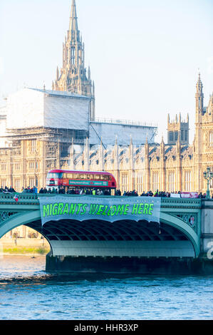 London, UK.  20. Januar 2017.  Aktivisten auf Westminster Bridge nehmen Teil in eine weltweite Veranstaltung namens "Brücken nicht Wände" am Tag der Einweihung von Donald Trump als US-Präsident, Solidarität und Widerstand gegen die rechtsextreme Politik aus westlichen Demokratien äußern.  In London haben Banner auf den Brücken über den Fluss Themse hing. © Stephen Chung / Alamy Live News Stockfoto