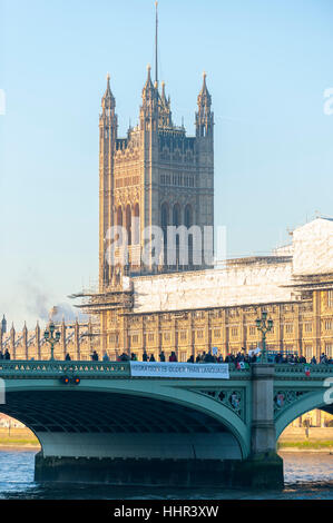 London, UK.  20. Januar 2017.  Aktivisten auf Westminster Bridge nehmen Teil in eine weltweite Veranstaltung namens "Brücken nicht Wände" am Tag der Einweihung von Donald Trump als US-Präsident, Solidarität und Widerstand gegen die rechtsextreme Politik aus westlichen Demokratien äußern.  In London haben Banner auf den Brücken über den Fluss Themse hing. © Stephen Chung / Alamy Live News Stockfoto