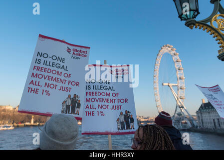 London, UK.  20. Januar 2017.  Aktivisten auf Westminster Bridge nehmen Teil in eine weltweite Veranstaltung namens "Brücken nicht Wände" am Tag der Einweihung von Donald Trump als US-Präsident, Solidarität und Widerstand gegen die rechtsextreme Politik aus westlichen Demokratien äußern.  In London haben Banner auf den Brücken über den Fluss Themse hing. © Stephen Chung / Alamy Live News Stockfoto