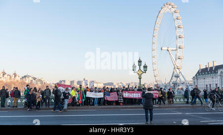 London, UK.  20. Januar 2017.  Aktivisten auf Westminster Bridge nehmen Teil in eine weltweite Veranstaltung namens "Brücken nicht Wände" am Tag der Einweihung von Donald Trump als US-Präsident, Solidarität und Widerstand gegen die rechtsextreme Politik aus westlichen Demokratien äußern.  In London haben Banner auf den Brücken über den Fluss Themse hing. © Stephen Chung / Alamy Live News Stockfoto