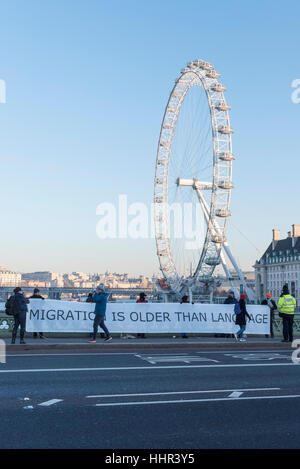 London, UK.  20. Januar 2017.  Aktivisten auf Westminster Bridge nehmen Teil in eine weltweite Veranstaltung namens "Brücken nicht Wände" am Tag der Einweihung von Donald Trump als US-Präsident, Solidarität und Widerstand gegen die rechtsextreme Politik aus westlichen Demokratien äußern.  In London haben Banner auf den Brücken über den Fluss Themse hing. © Stephen Chung / Alamy Live News Stockfoto