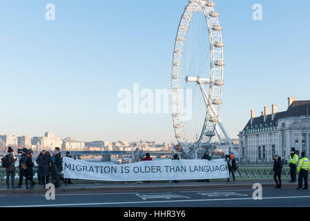 London, UK.  20. Januar 2017.  Aktivisten auf Westminster Bridge nehmen Teil in eine weltweite Veranstaltung namens "Brücken nicht Wände" am Tag der Einweihung von Donald Trump als US-Präsident, Solidarität und Widerstand gegen die rechtsextreme Politik aus westlichen Demokratien äußern.  In London haben Banner auf den Brücken über den Fluss Themse hing. © Stephen Chung / Alamy Live News Stockfoto