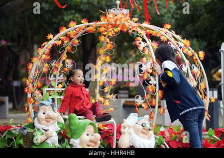 Haikou, China Provinz Hainan. 20. Januar 2017. Ein Tourist fotografiert für ein Kind in der 2. Hainan International Tourismus Insel Bougainvillea Spectabilis Ausstellung in Haikou, der Hauptstadt der Provinz Süd-China Hainan, 20. Januar 2017. Bildnachweis: Yang Guanyu/Xinhua/Alamy Live-Nachrichten Stockfoto