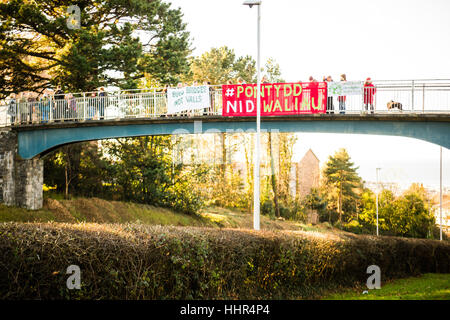 Freitag, 20. Januar 2017, Aberystwyth Wales UK bauen Brücken nicht Wände: um 11:00 am Freitag, 20. Januar 2017 Menschen enthüllen Banner auf der Fußgängerbrücke über die Hauptstraße in Aberystwyth als Bestandteil der UK-weiten Banner Tropfen aus Brücken quer durch das Land, am Tag, die Donald Trump ist zum neuen Präsidenten der Vereinigten Staaten eröffnet.    Nach Angaben der Organisatoren, sie wollen ", eine einfache, hoffnungsvolle und unverwechselbare Nachricht senden. Wir bauen Brücken, keine Mauern, zu einer friedlicheren und gerechteren Welt von Unterdrückung und Hass zu befreien."   Foto: Keith Morris / Alamy Live NewsBuo Stockfoto