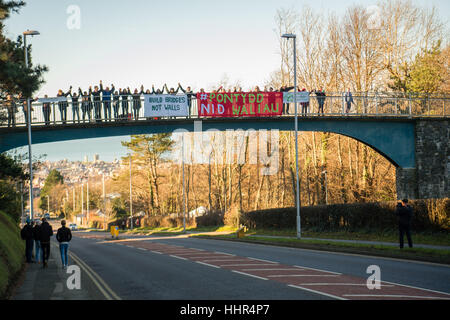 Freitag, 20. Januar 2017, Aberystwyth Wales UK bauen Brücken nicht Wände: um 11:00 am Freitag, 20. Januar 2017 Menschen enthüllen Banner auf der Fußgängerbrücke über die Hauptstraße in Aberystwyth als Bestandteil der UK-weiten Banner Tropfen aus Brücken quer durch das Land, am Tag, die Donald Trump ist zum neuen Präsidenten der Vereinigten Staaten eröffnet.    Nach Angaben der Organisatoren, sie wollen ", eine einfache, hoffnungsvolle und unverwechselbare Nachricht senden. Wir bauen Brücken, keine Mauern, zu einer friedlicheren und gerechteren Welt von Unterdrückung und Hass zu befreien."   Foto: Keith Morris / Alamy Live NewsBuo Stockfoto