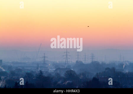 Wimbledon London, UK. 20. Januar 2017. Eine bunte Winter Sunrise mit atemberaubenden Farben an einem kalten Morgen in Wimbledon South west London Credit: Amer Ghazzal/Alamy Live-Nachrichten Stockfoto