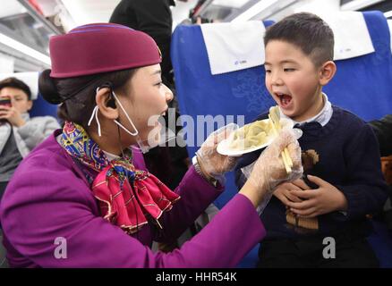 Chengdu. 20. Januar 2017. Eine Eisenbahn-Stewardess füttert ein Kind mit Knödel in einem Zug von Chongqing, Südwest-China nach Chengdu, Hauptstadt der südwestlichen chinesischen Provinz Sichuan, 20. Januar 2017, um das anstehende chinesische Frühlingsfest begrüßen. Bildnachweis: Liu Kun/Xinhua/Alamy Live-Nachrichten Stockfoto