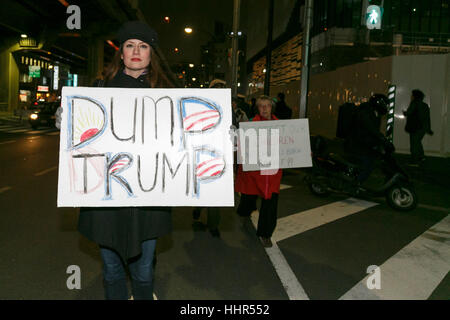 Tokio, Japan. 20. Januar 2017. Demonstranten marschieren in Tokios Straßen in Solidarität mit der Frauen Marsch auf Washington, am 20. Januar 2017, Tokio, Japan. Hunderte von Menschen marschierten halten Plakate mit Nachrichten zur Unterstützung der Rechte der Frauen in den USA. Viele Anti-Trump Demonstranten werden voraussichtlich am 20. Januar zum protest gegen die Präsidentschaft von Donald Trump in Washington, März. Bildnachweis: Rodrigo Reyes Marin/AFLO/Alamy Live-Nachrichten Stockfoto