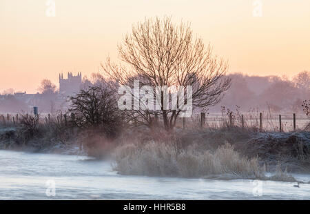 Wimborne, UK. 20. Januar 2017. Eine weitere scharfe, klare Winter Tagesanbruch am Fluss Stour. Temperaturen gefallen wieder unter dem Gefrierpunkt über Nacht, aber der Nebel begann zu steigen, als die Sonne aufging. Bildnachweis: Eva Worobiec/Alamy Live-Nachrichten Stockfoto