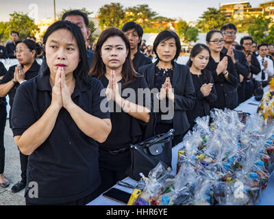 Bangkok, Thailand. 20. Januar 2017. Die Menschen beten während ein Verdienst machen Zeremonie auf dem Platz vor dem Rathaus Bangkoks. Hunderte von städtischen Arbeiter und Beamte gemacht Verdienst indem beten und Almosen zu 89 buddhistische Mönche Freitag anlässlich 100 Tage der Trauer nach dem Tod des verehrten Bhumibol Adulyadej, der spät König von Thailand. Die Bedeutung von 89 Mönche ist, dass der König, der am 13. Oktober 2016, starb wenige Wochen vor seinem 89. Geburtstag war. Bildnachweis: Jack Kurtz/ZUMA Draht/Alamy Live-Nachrichten Stockfoto