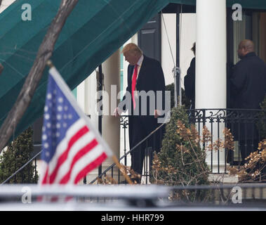 Washington, USA. 20. Januar 2017. Gewählter Präsident der Vereinigten Staaten Donald J. Trump fährt Blair House in Washington, DC zur Teilnahme an einem Gottesdienst in der St. Johns Episcopal Church in Washington, DC, bevor er als 45. Präsident der Vereinigten Staaten, 20. Januar 2017 eröffnet wird. Bildnachweis: MediaPunch Inc/Alamy Live-Nachrichten Stockfoto