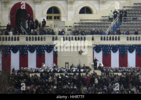 20. Januar 2017 - Washington, District Of Columbia, USA - engen Blick auf die Einweihung-Plattform auf die Westfront des Kapitol-Gebäudes am Tag der 58. Presidential Inauguration als Teilnehmer starten füllen Zoll (Credit-Bild: © Evan Golub über ZUMA Draht) Stockfoto