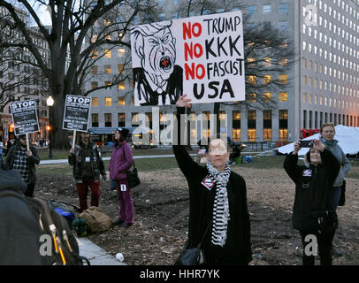 Washington, USA. 19. Januar 2017. Demonstranten versammeln sich am McPherson Square vor der designierte Präsident Donald Trump Einweihung in Washington, Freitag, 20. Januar 2017. Bildnachweis: Ales Zapotocky/CTK Foto/Alamy Live-Nachrichten Stockfoto