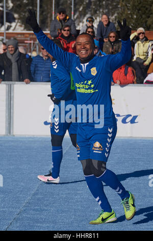 Arosa, Schweiz, 20. Januar 2017. Paulo Sergio feiert ein Ziel während der 7. inoffizielle Schnee Fußball Worldcup in Arosa. © Rolf Simeon/bildgebend.ch/Alamy Live-Nachrichten Stockfoto