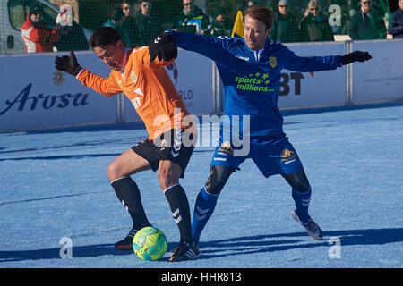 Arosa, Schweiz, 20. Januar 2017. Gaizka Mendieta und Michael Mols kämpfen während der 7. inoffizielle Schnee Fußball Worldcup in Arosa. © Rolf Simeon/bildgebend.ch/Alamy Live-Nachrichten Stockfoto