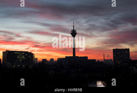 Düsseldorf, Deutschland. 20. Januar 2017. Die Färbung des Himmels hinter dem Rheinturm in Düsseldorf, Deutschland, 20. Januar 2017-Einstellung. Foto: Martin Gerten/Dpa/Alamy Live News Stockfoto