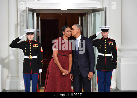 Washington DC, USA. 20. Januar 2017. President Barack Obama (R) gibt Michelle Obama einen Kuss, während sie, gewählter Präsident Donald Trump und Frau Melania im Weißen Haus vor der Einweihung am 20. Januar 2017 in Washington, DC warten. Trumpf wird der 45. Präsident der Vereinigten Staaten. Bildnachweis: MediaPunch Inc/Alamy Live-Nachrichten Stockfoto