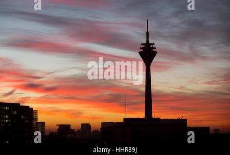 Düsseldorf, Deutschland. 20. Januar 2017. Die Färbung des Himmels hinter dem Rheinturm in Düsseldorf, Deutschland, 20. Januar 2017-Einstellung. Foto: Martin Gerten/Dpa/Alamy Live News Stockfoto